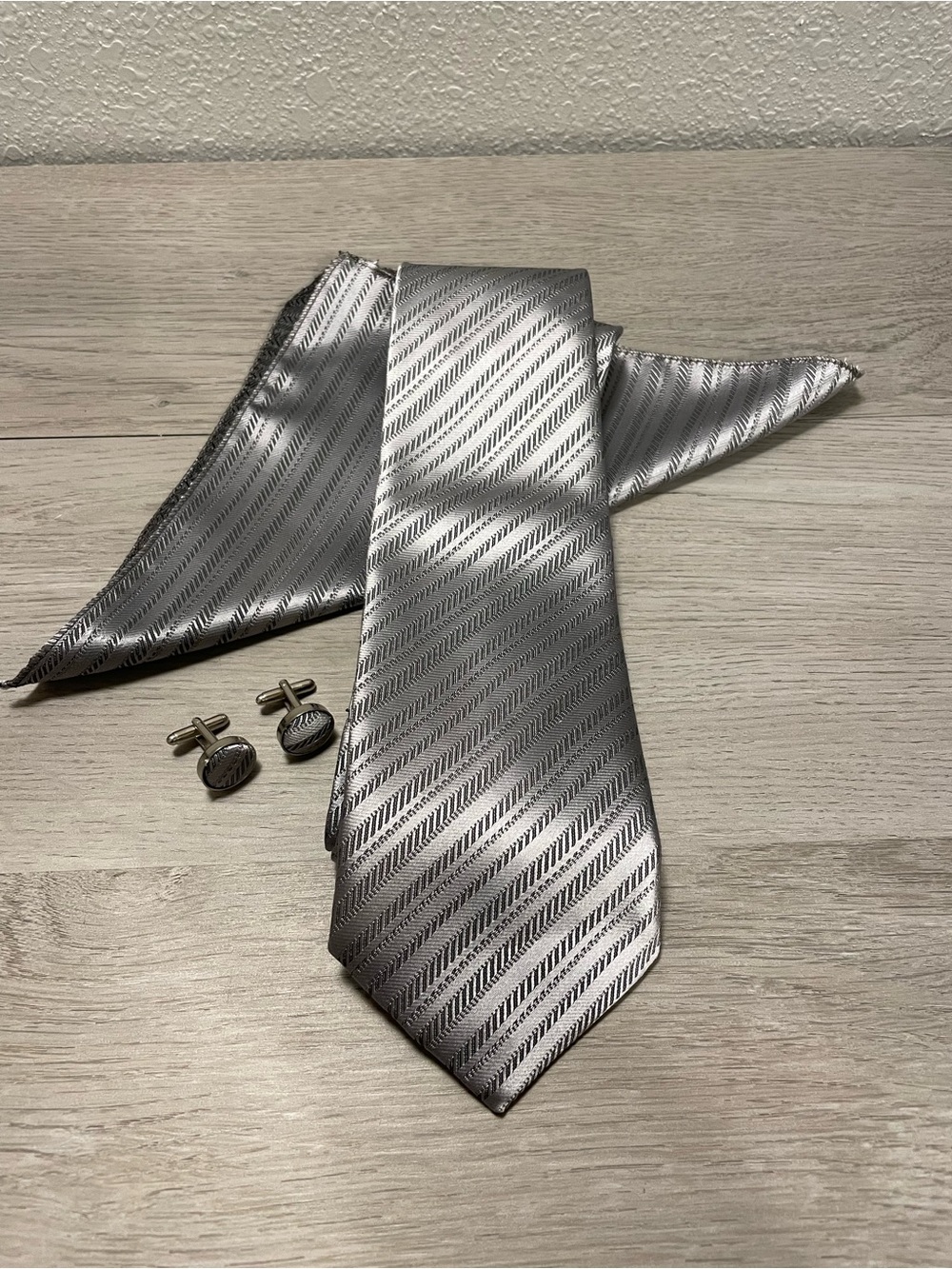 Silver Diagonal-Stripe Tie with Coordinating Cufflinks